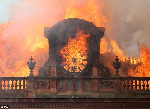 ساختمان ۲۰۰ ساله بلفست در آتش سوخت