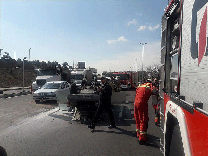 واژگونی وانت بار پیکان در بزرگراه شهید یاسینی در سعادت آباد 