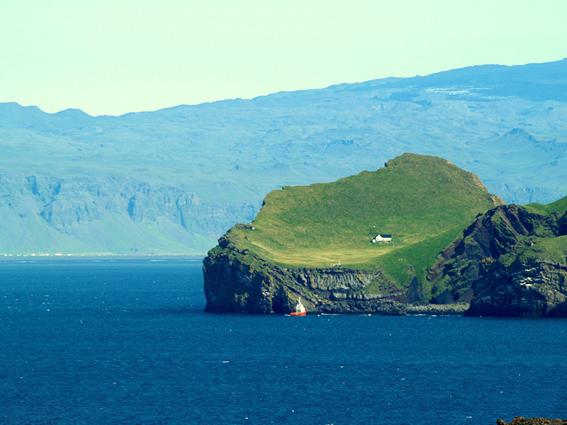 خانه ای تنها در جزیره ایسلند