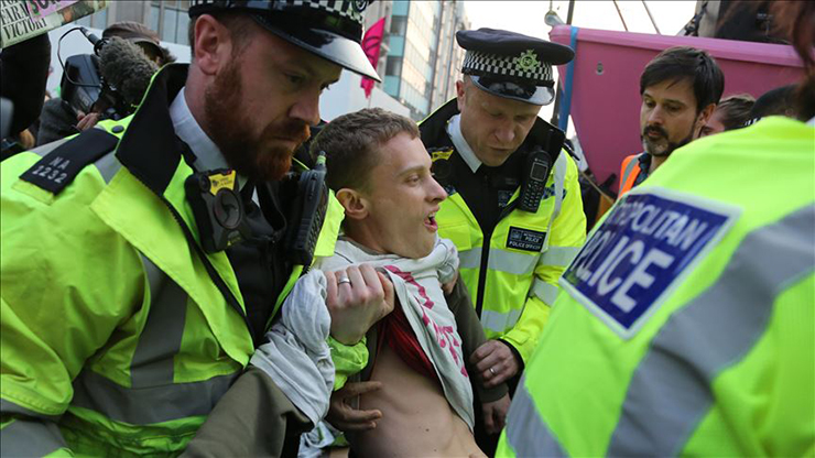 دستگیری صدها انگلیسی در اعتراضات زیست محیطیِ لندن
