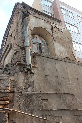 شکستگی علمک گاز بر اثر ریزش ساختمان قدیمی 
