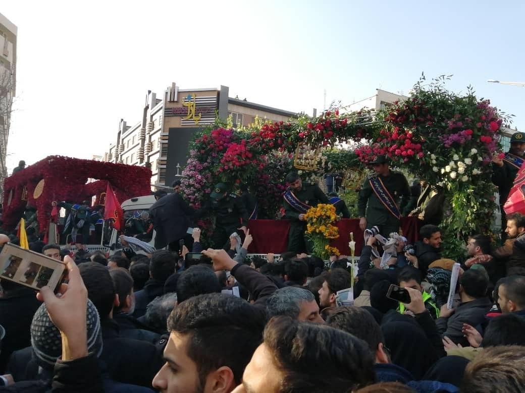 پیکر شهدا با شعارهای حیدر حیدر مردم انقلابی در حال تشییع به سمت میدان انقلاب است.