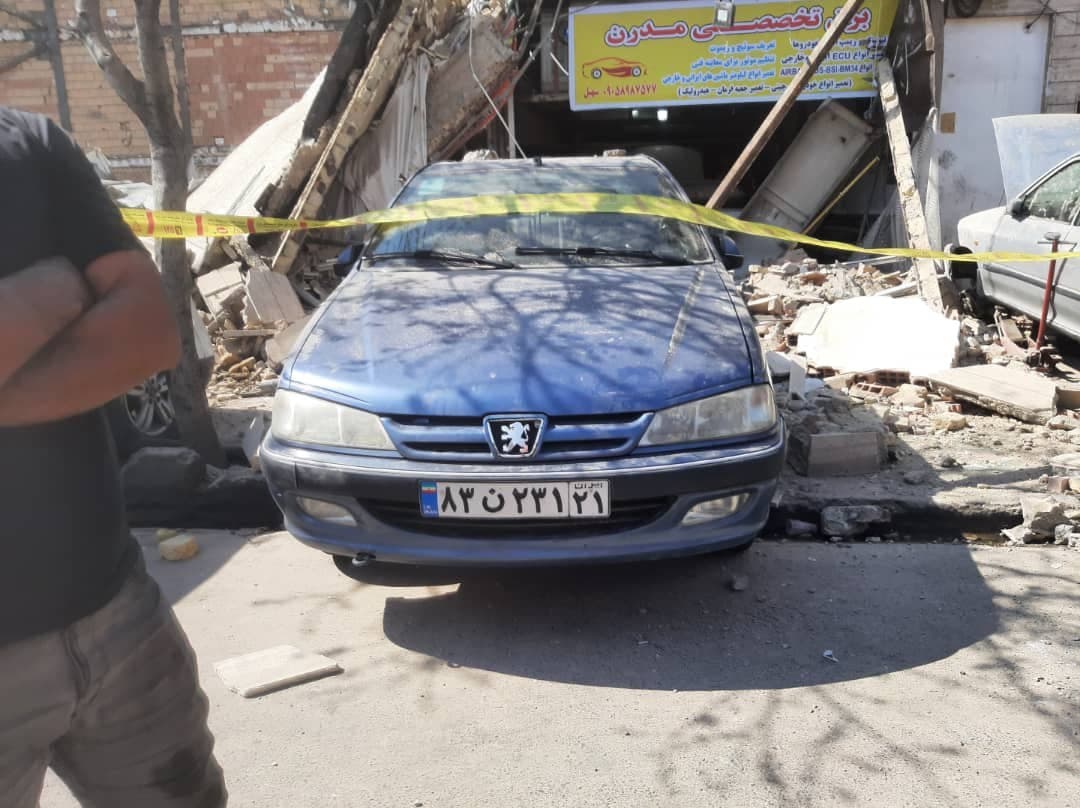ریزش آوار و تخریب یک مغازه و چندین دستگاه خودرو