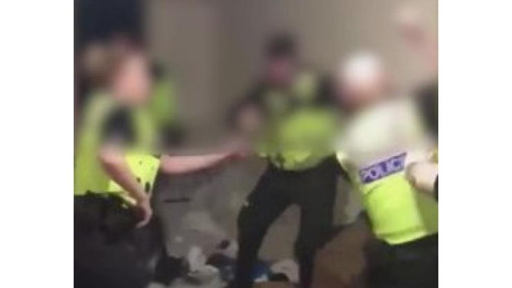حمله وحشیانه ۶ پلیس انگلیسی به یک سیاه‌پوست مسلمان