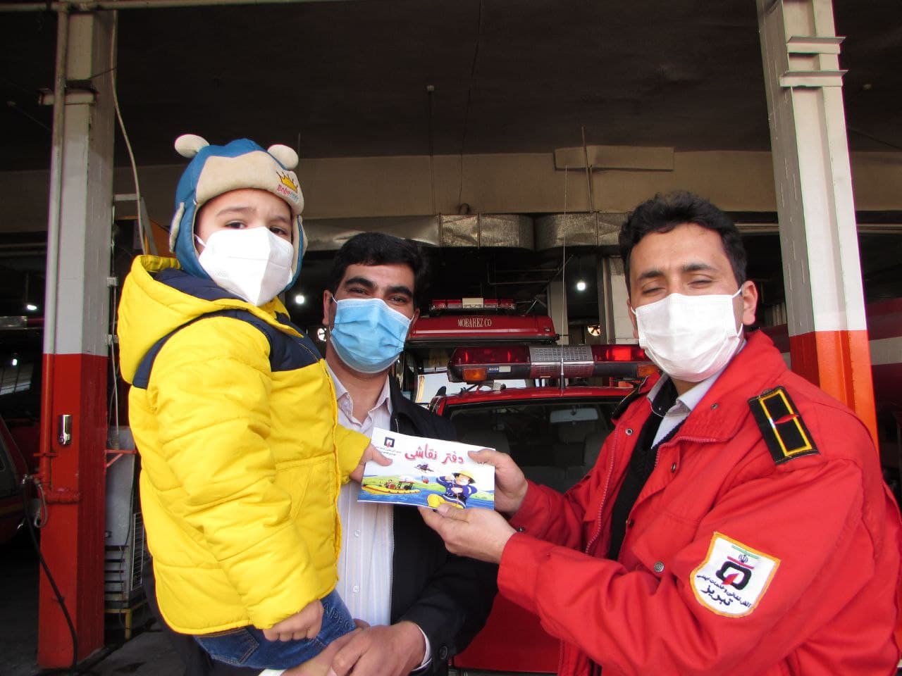 آتشنشانان تبریزی آرزوی کودک ۴ ساله بنام سهیل را که دوست داشت آتشنشان شود را برآورده کردند 