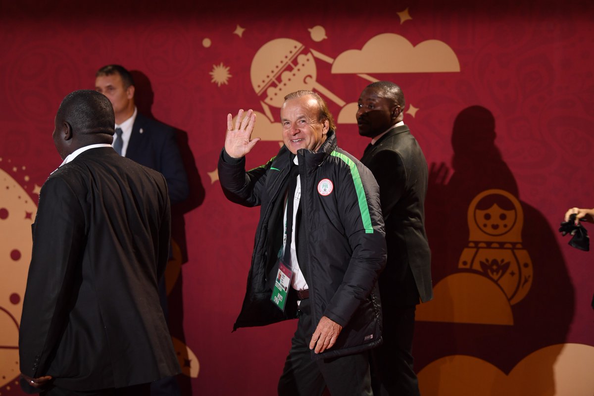 17:38 - گرنوت روهر، سرمربی آلمانی نیجریه، اولین سرمربی ای است که در مراسم حاضر شده است. کمتر از ۹۰ دقیقه تا آغاز قرعه کشی جام جهانی ۲۰۱۸: