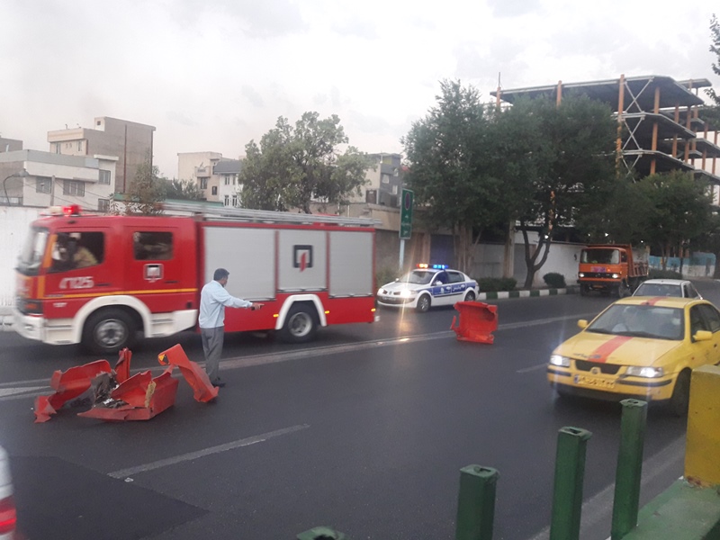 برخورد شدید تاکسی سمند با نرده های ابتدای پل بعثت