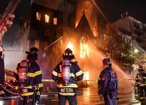 آتش سوزی وحشتناک کلیسای تاریخی نیویورک + ویدیو | پایگاه خبری دخالت