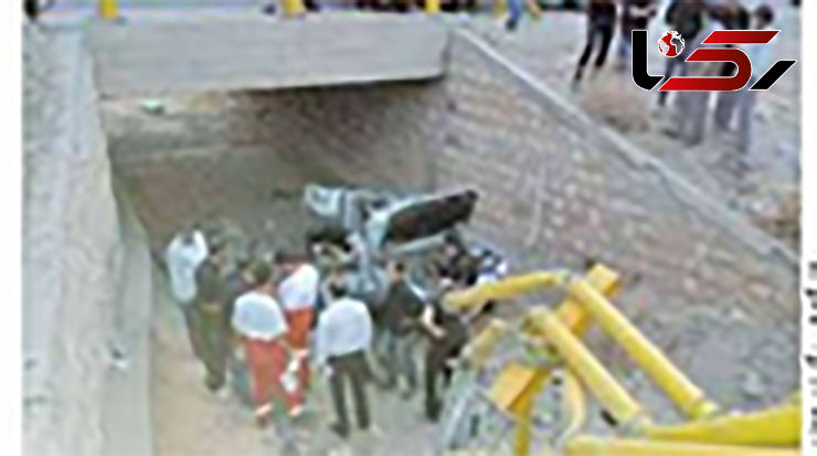 مرگ تلخ مادر و کودک در سقوط پژو 405 از پل جاده نهاوند + عکس
