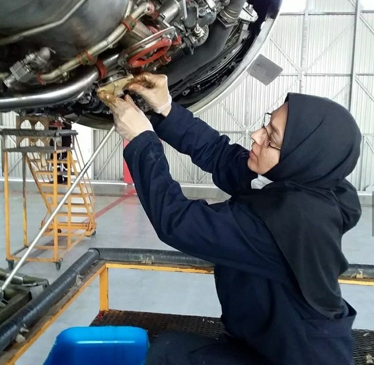 تنها بانوی مکانیک هواپیما در ایران را بشناسید