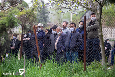 شرکت کنندگان در مراسم تشییع جنازه یک قربانی کووید-19، روستای اسکارد - مازندران