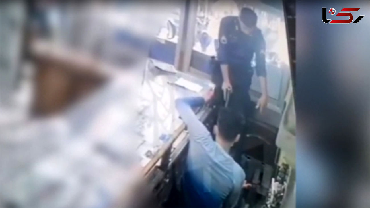 فیلم حمله پلیس رزمی کار به دزد مسلح در طلافروشی میدان قزوین تهران