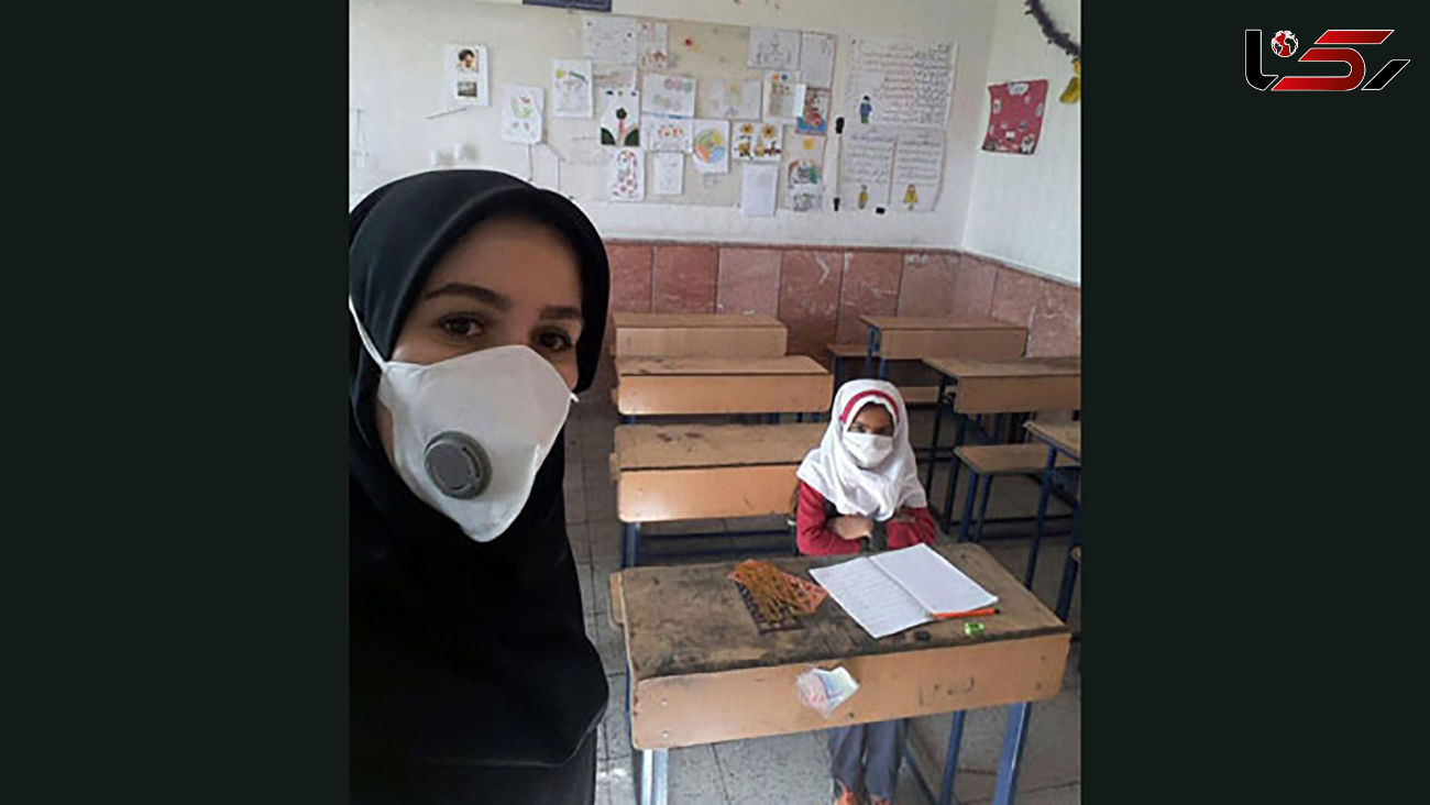 عکس خانم معلم خراسانی فقط با یک دانش آموز در مدرسه 