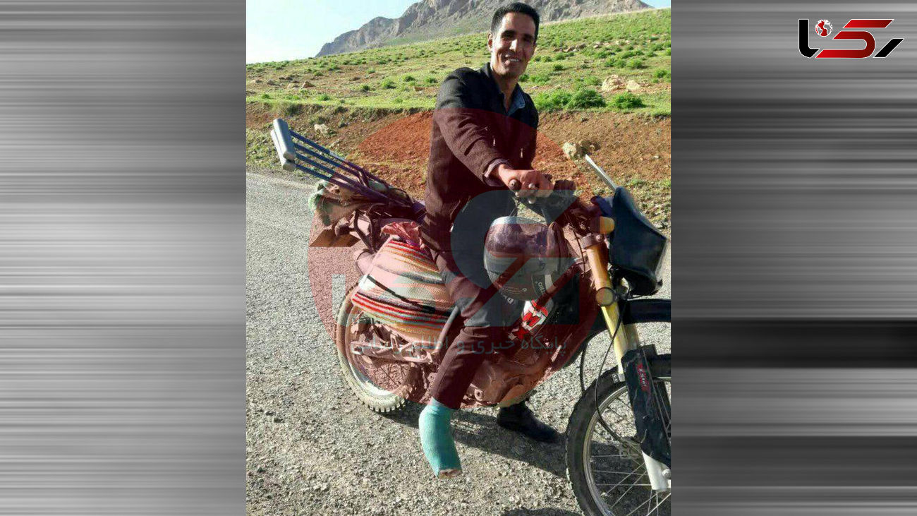 معلم با پای گچ گرفته سر کلاس درس در اصفهان عکس
