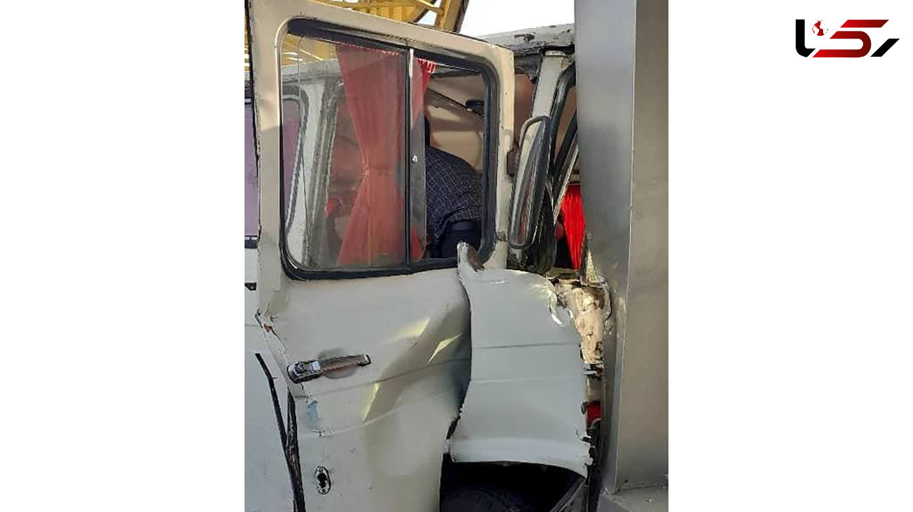 مصدومیت 6 نفر بر اثر برخورد سرویس با ورودی شهرصنعتی + عکس ها