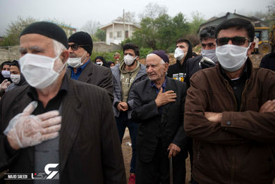 شرکت کنندگان در مراسم تشییع جنازه یک قربانی کووید-19، روستای اسکارد - مازندران