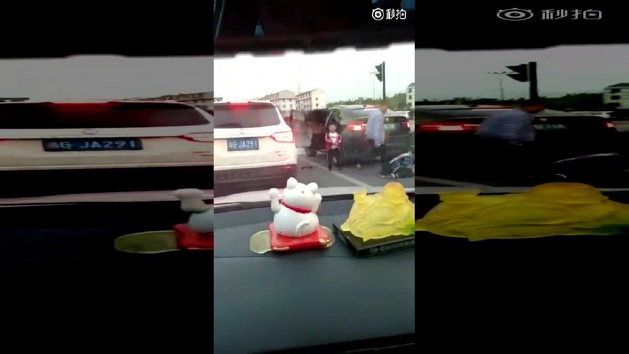 لگد مرگ مردانه برای یک زن وسط خیابان + فیلم لگد مرگ مردانه برای یک زن وسط خیابان + فیلم