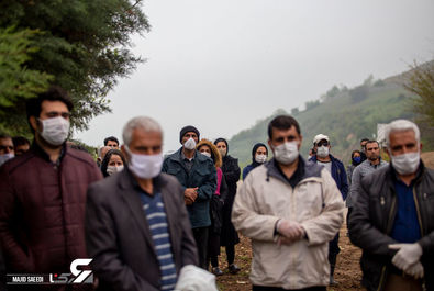 شرکت کنندگان در مراسم تشییع جنازه یک قربانی کووید-19، روستای اسکارد - مازندران